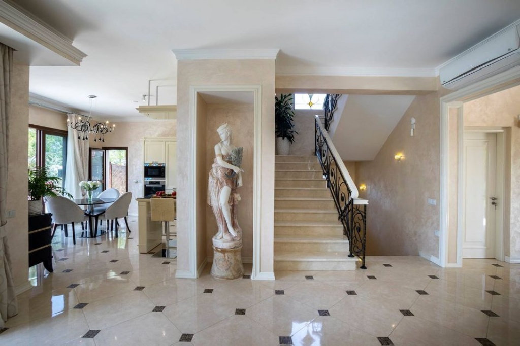 Residential Villa - LUXURY VILLA FOR SALE